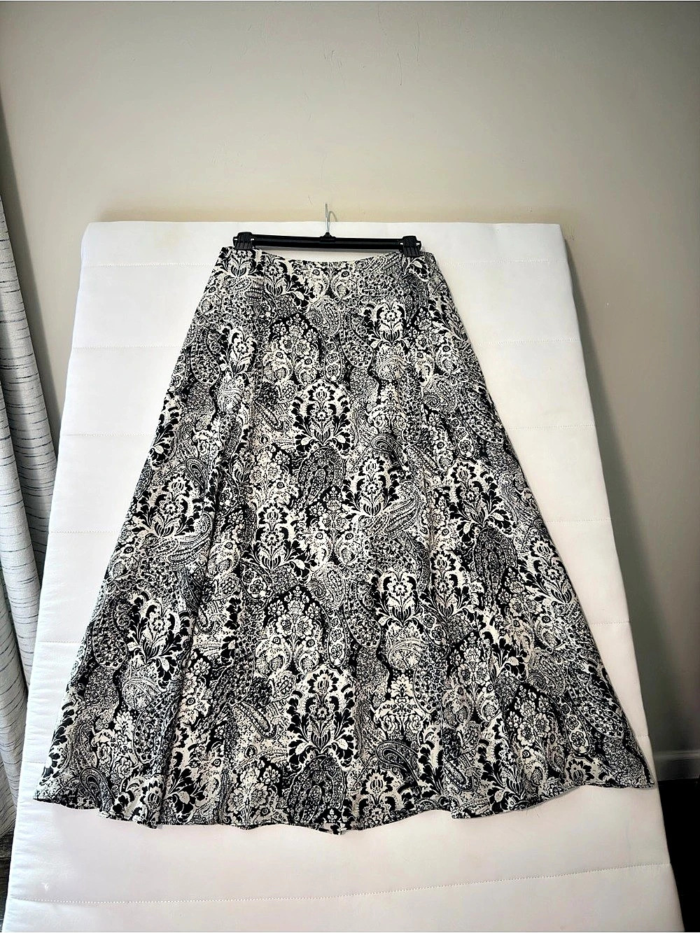 Vtg Jones New York 100% Silk Paisley Maxi Skirt in Black & White Size 10P